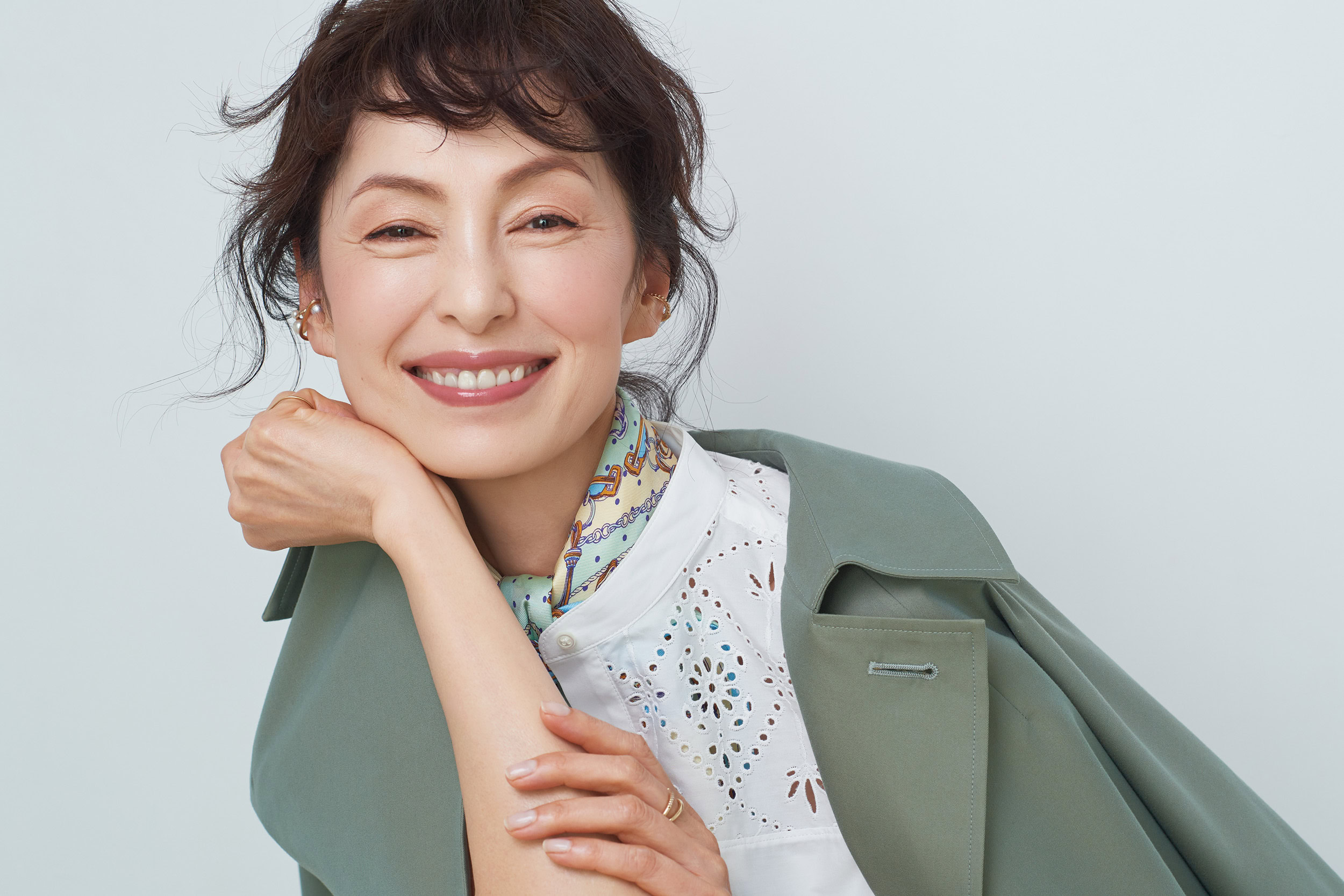 トレンチコート¥63,800、シャツ¥26,400／ともにティッカ　スカーフ¥16,500／マニプリ、（左耳）イヤーカフ¥71,500、（右耳上）、イヤーカフ¥59,400、（右耳下）イヤーカフ¥96,800、（左手）リング¥198,000、（右手）フィンガーリング¥201,300／すべてヒロタカ（ヒロタカ表参道ヒルズ）