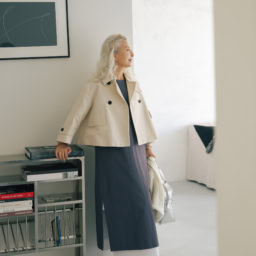 ジャケット¥55,000、シャツ¥29,700、パンツ¥29,700／すべてトゥモローランド コレクション（トゥモローランド）、Tシャツ¥9,900／マニプリ、ブローチ¥13,200／クロディーヌ・ヴィトリー、 ネックレス¥ 91,300／ジェム・キングダム、バッグ¥102,300／ジャック・ル・コー（すべてアッシュ・ペー・フランス）、ピアス¥26,400／プラウ、靴¥41,800／カステラーノ（フラッパーズ）