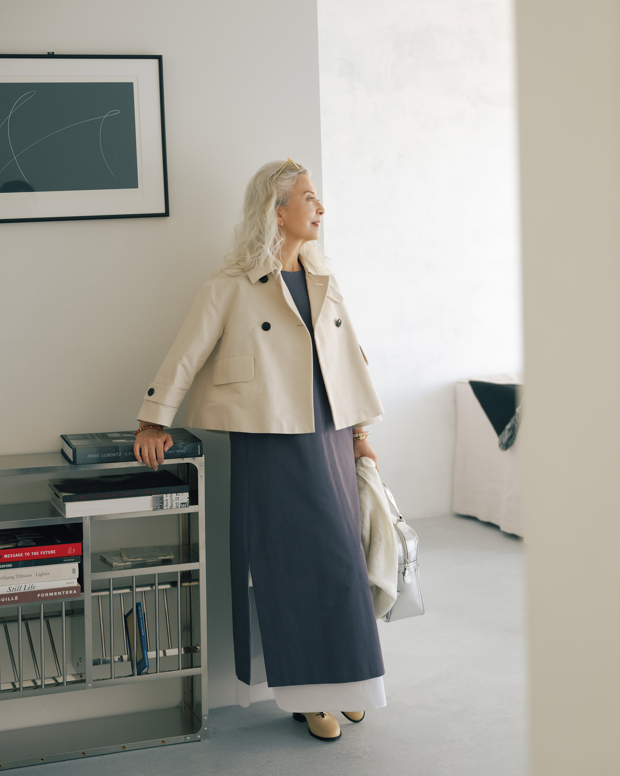 ジャケット¥55,000、シャツ¥29,700、パンツ¥29,700/すべてトゥモローランド コレクション(トゥモローランド)、Tシャツ¥9,900/マニプリ、ブローチ¥13,200/クロディーヌ・ヴィトリー、 ネックレス¥ 91,300/ジェム・キングダム、バッグ¥102,300/ジャック・ル・コー(すべてアッシュ・ペー・フランス)、ピアス¥26,400/プラウ、靴¥41,800/カステラーノ(フラッパーズ)