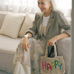 ジャケット¥52,800、下に着たタンクトップ¥13,200／ともにギャルリー・ヴィー（ギャルリー・ヴィー 丸の内店）、ニットベスト¥24,200／エンリカ、スカート¥100,100／エブール（リトルリーグ インク）、ブローチ¥17,600／ シルコ、ピアス¥41,800／ジェム・キングダム、バッグ（手前）¥13,420／ザ・ジャクソンズ、バッグ（奥）¥23,650／ジャック・ゴム（すべてアッシュ・ペー・フランス）、バングル¥72,600／シンパシーオブソウルスタイル、サンダル¥30,800／ラオコンテ（ともにフラッパーズ）、メガネ／アンナさん私物