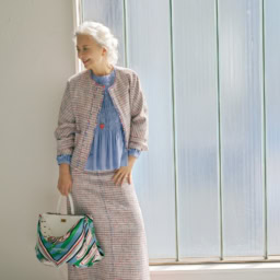 ジャケット¥94,600、スカート¥69,300／ともにエブール（リトルリーグ インク）、ブラウス¥ 35,200／ヌキテパ ブラックフォー トゥモローランド 、靴¥71,500／オディッシ（ともにトゥモローランド）、バッグ¥64,900／マニプリ、ネックレス¥24,750／ナッシュ（アッシュ・ペー・フランス）