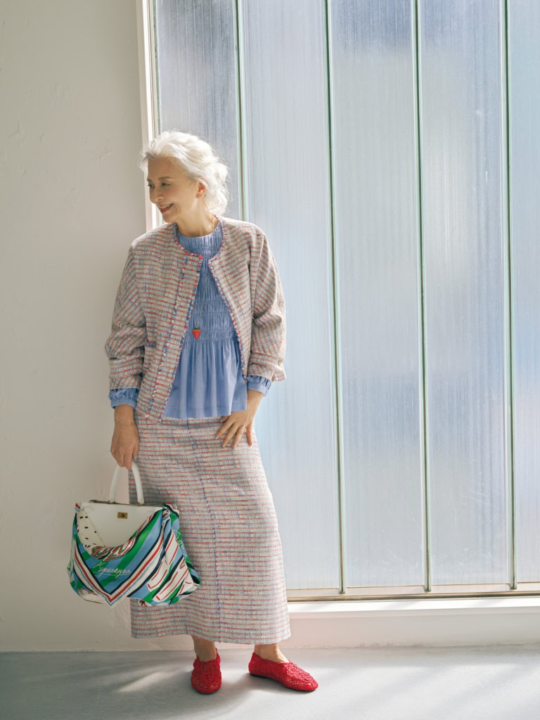 ジャケット¥94,600、スカート¥69,300／ともにエブール（リトルリーグ インク）、ブラウス¥ 35,200／ヌキテパ ブラックフォー トゥモローランド 、靴¥71,500／オディッシ（ともにトゥモローランド）、バッグ¥64,900／マニプリ、ネックレス¥24,750／ナッシュ（アッシュ・ペー・フランス）