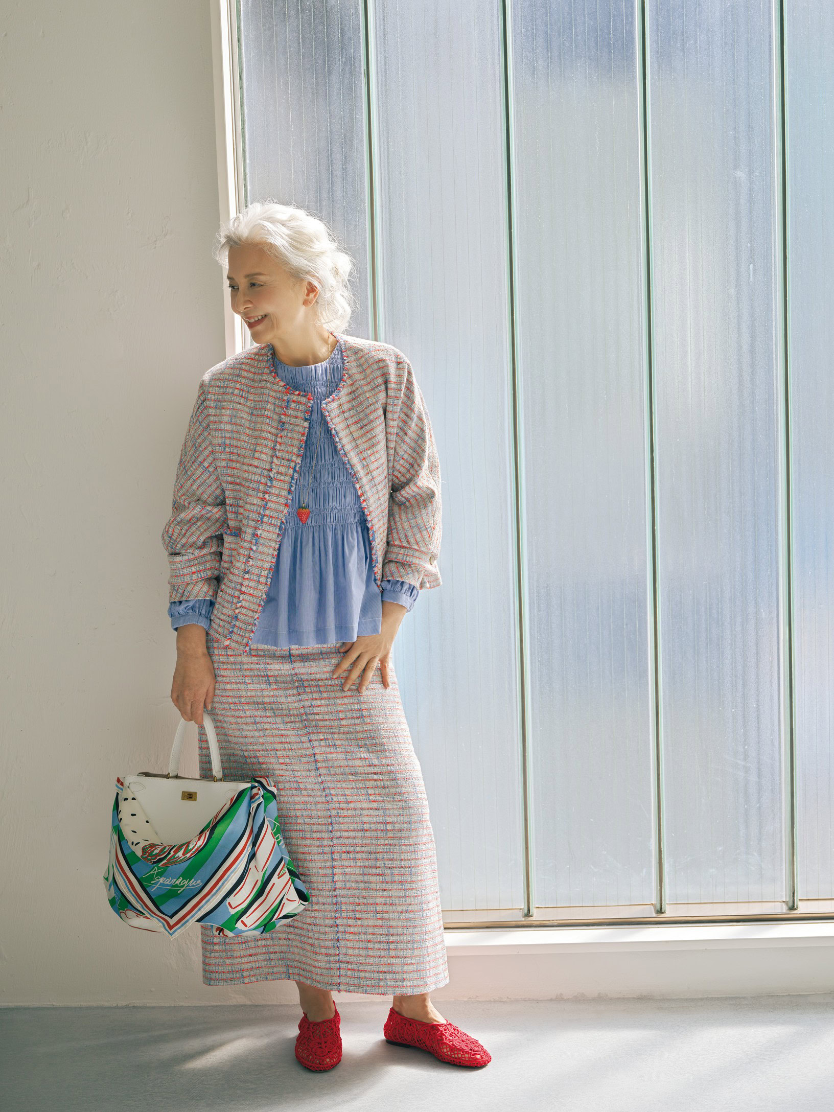 ジャケット¥94,600、スカート¥69,300／ともにエブール（リトルリーグ インク）、ブラウス¥ 35,200／ヌキテパ ブラックフォー トゥモローランド 、靴¥71,500／オディッシ（ともにトゥモローランド）、バッグ¥64,900／マニプリ、ネックレス¥24,750／ナッシュ（アッシュ・ペー・フランス）