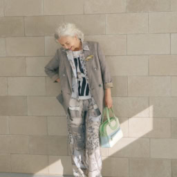 ジャケット¥55,000、シャツ¥29,700、パンツ¥29,700／すべてトゥモローランド コレクション（トゥモローランド）、Tシャツ¥9,900／マニプリ、ブローチ¥13,200／クロディーヌ・ヴィトリー、 ネックレス¥ 91,300／ジェム・キングダム、バッグ¥102,300／ジャック・ル・コー（すべてアッシュ・ペー・フランス）、ピアス¥26,400／プラウ、靴¥41,800／カステラーノ（フラッパーズ）