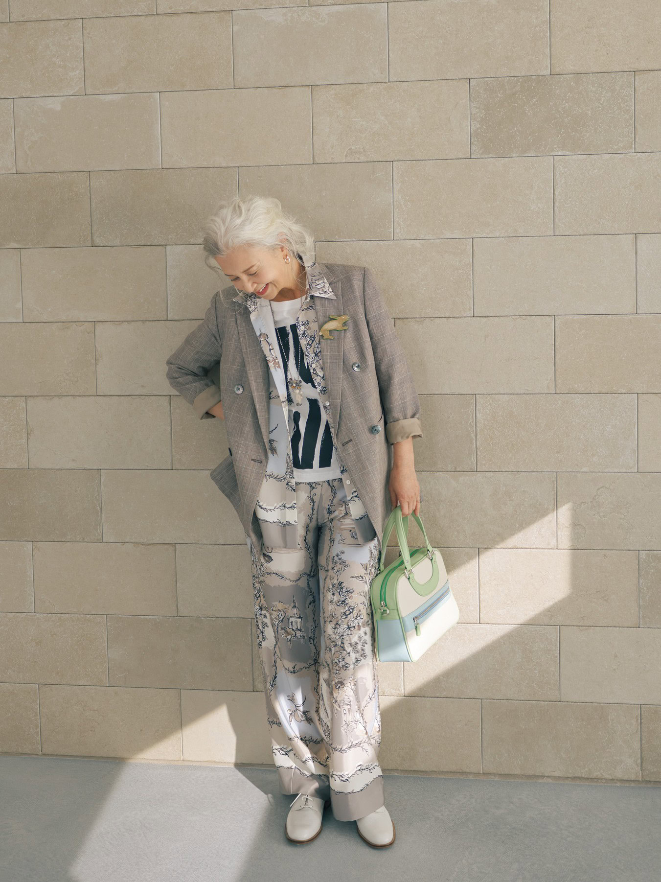 ジャケット¥55,000、シャツ¥29,700、パンツ¥29,700/すべてトゥモローランド コレクション(トゥモローランド)、Tシャツ¥9,900/マニプリ、ブローチ¥13,200/クロディーヌ・ヴィトリー、 ネックレス¥ 91,300/ジェム・キングダム、バッグ¥102,300/ジャック・ル・コー(すべてアッシュ・ペー・フランス)、ピアス¥26,400/プラウ、靴¥41,800/カステラーノ(フラッパーズ)