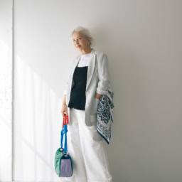 ジャケット¥34,100／メイラーモーメント、前後逆に着たビスチェ¥33,000／サードマガジン（ともにサードマガジン）、カットソー¥14,300／エブール（リトルリーグ インク）、パンツ¥39,600／プレインピープル（プレインピープル青山）、ピアス¥15,400／シルコ、バッグ¥70,400／ジャック・ゴム（ともにアッシュ・ペー・フランス）、肩がけしたバッグ（迷彩柄）¥15,400／マニプリ、バッグにつけたストール¥15,400／マニプリ（アッシュプラスエリオトロープ）、サンダル¥36,300／カステラーノ（フラッパーズ）