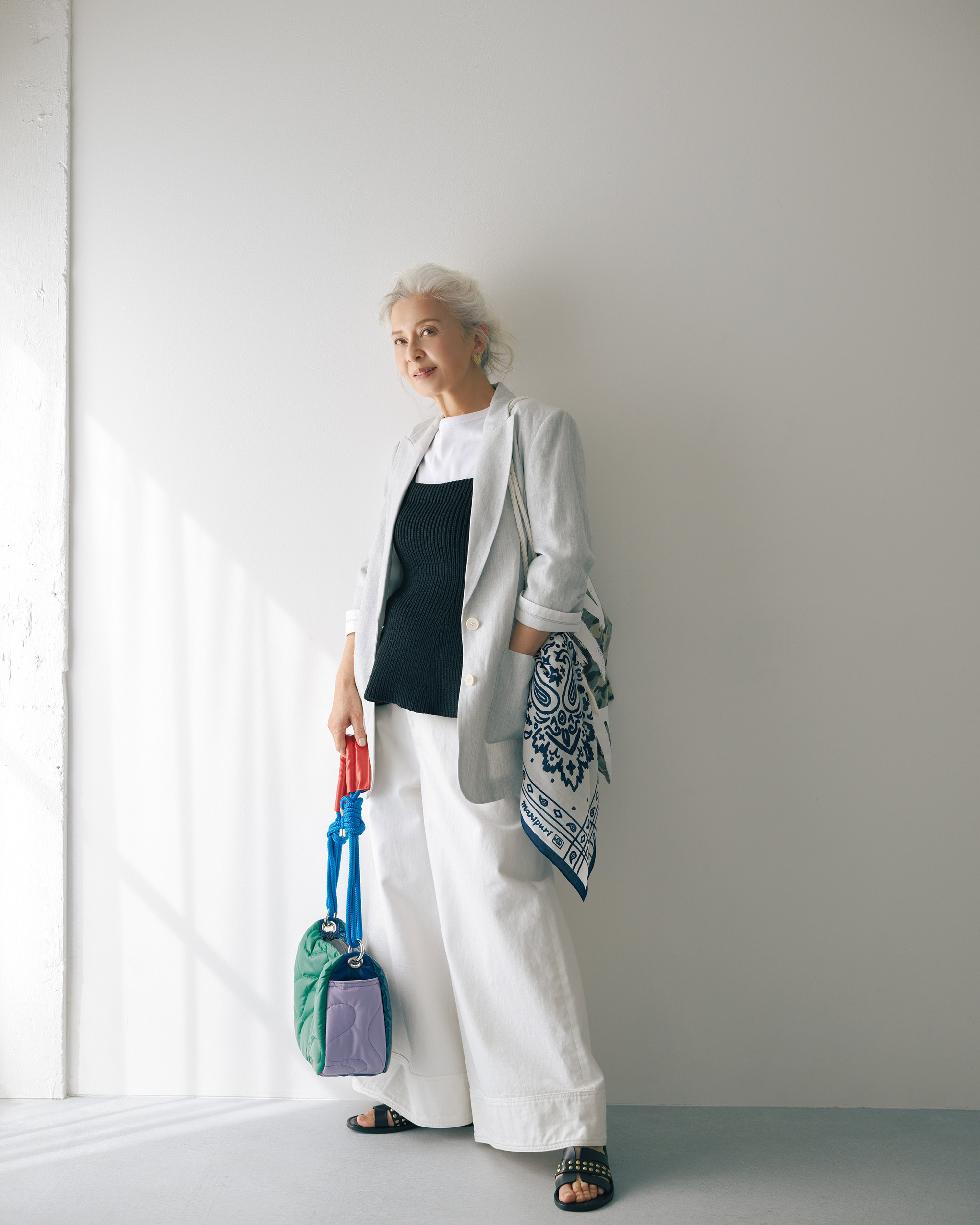 ジャケット¥34,100/メイラーモーメント、前後逆に着たビスチェ¥33,000/サードマガジン(ともにサードマガジン)、カットソー¥14,300/エブール(リトルリーグ インク)、パンツ¥39,600/プレインピープル(プレインピープル青山)、ピアス¥15,400/シルコ、バッグ¥70,400/ジャック・ゴム(ともにアッシュ・ペー・フランス)、肩がけしたバッグ(迷彩柄)¥15,400/マニプリ、バッグにつけたストール¥15,400/マニプリ(アッシュプラスエリオトロープ)、サンダル¥36,300/カステラーノ(フラッパーズ)