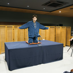 開場前にメンバーで高座を作り、音響の調整。