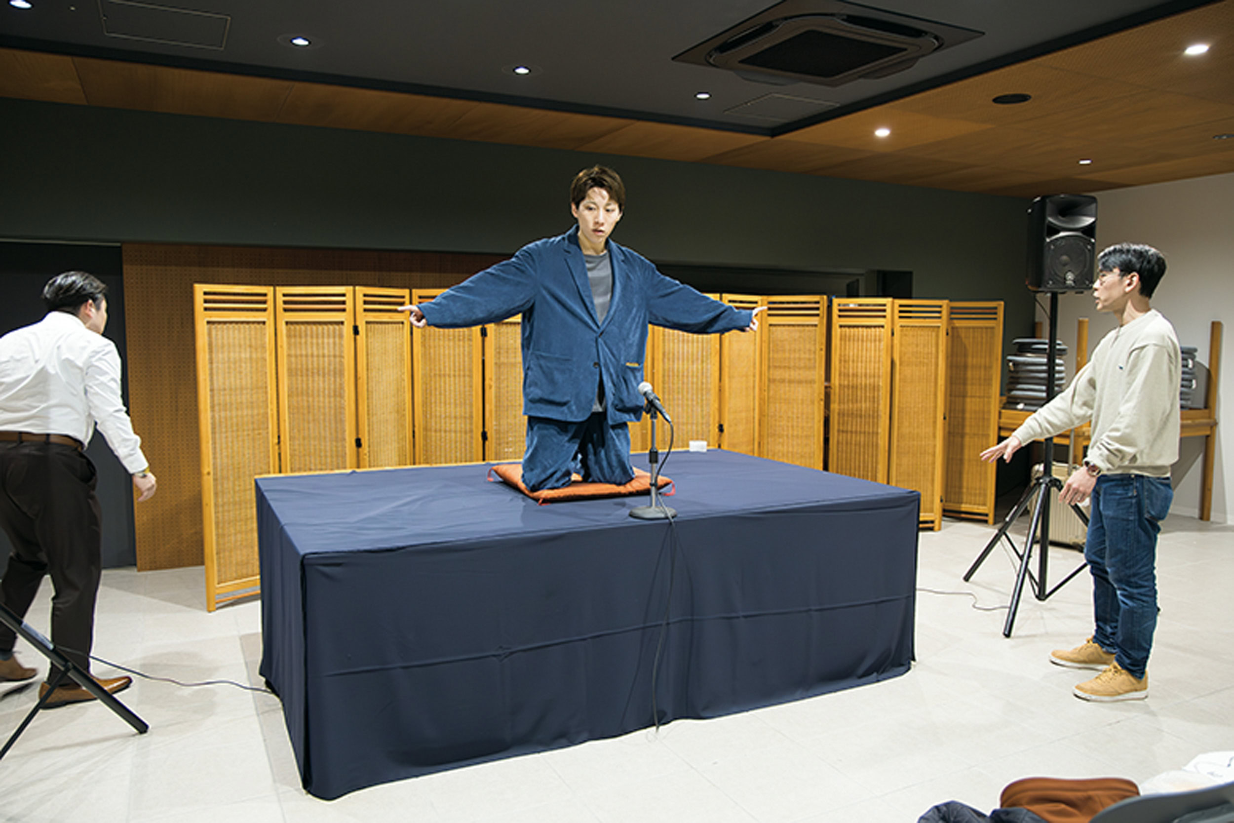 開場前にメンバーで高座を作り、音響の調整。