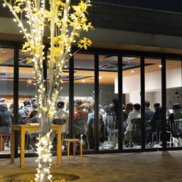 夜の遊歩道をひときわ明るく照らす、ライトアップされた会場