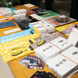 会場に置かれたメンバー４人の落語会のチラシやグッズ