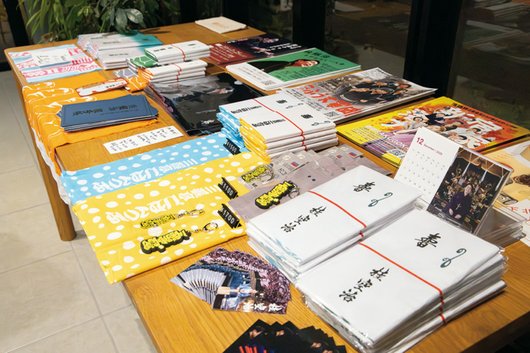 会場に置かれたメンバー４人の落語会のチラシやグッズ