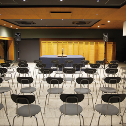 どの席からも高座が見えやすいよう椅子が配置されている