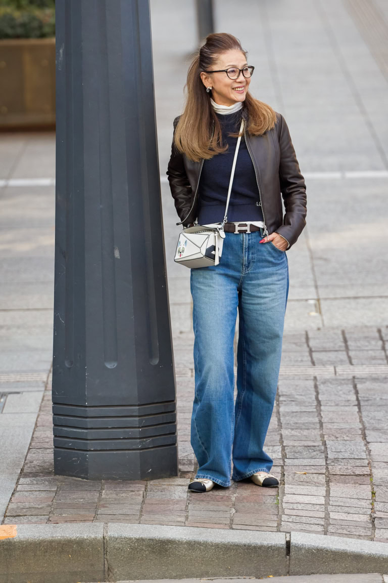 【ユニクロデニムコーデ④】流行の「カーブデニム」は清潔感を意識！トップスをコンパクトにまとめて品よく！