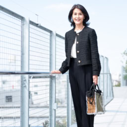 ジャケット･･･ZARA、パンツ･･･ソージュ、ブラウス･･･ソージュ、バッグ･･･エバゴス、シューズ･･･ヘルノ、アクセサリー･･･シャネル