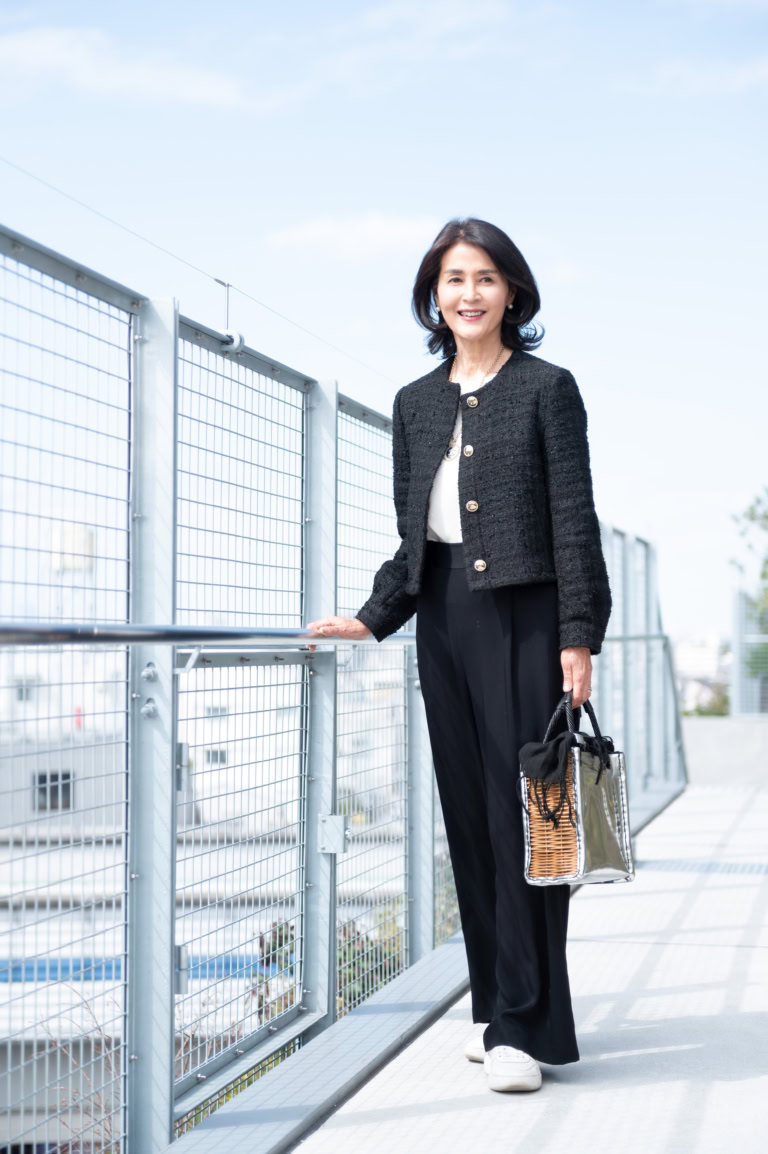 ジャケット・・・ZARA、パンツ・・・ソージュ、ブラウス・・・ソージュ、バッグ・・・エバゴス、シューズ・・・ヘルノ、アクセサリー・・・シャネル