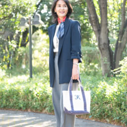 ジャケット･･･ZARA、ボトムス･･･ ユニクロ、バッグ･･･L.L.Bean、シューズ･･･kurun TOKYO、スカーフ・ネックレス･･･エルメス