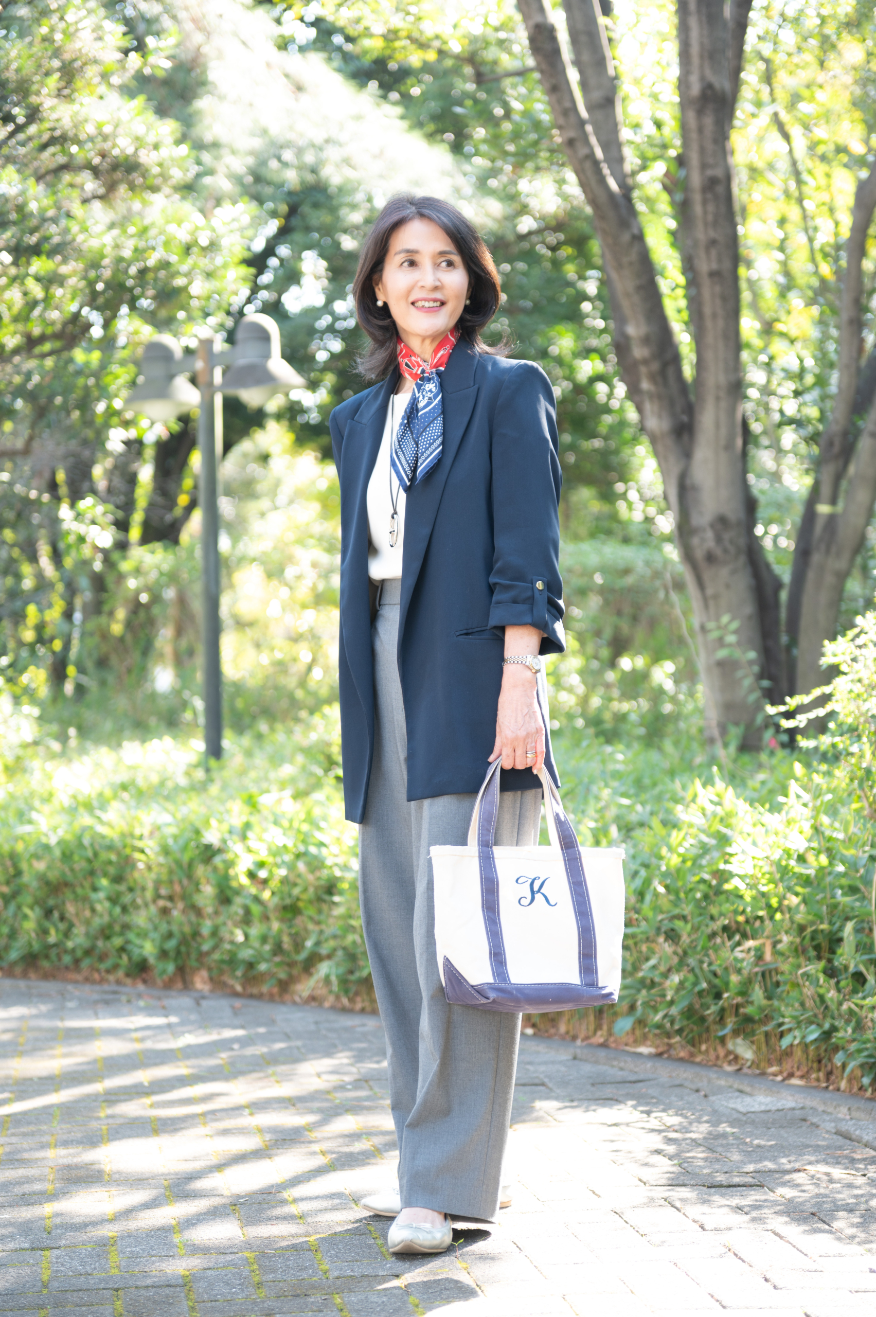 ジャケット･･･ZARA、ボトムス･･･ ユニクロ、バッグ･･･L.L.Bean、シューズ･･･kurun TOKYO、スカーフ・ネックレス･･･エルメス