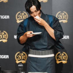 松坂桃李さん_つくったおにぎりを実食