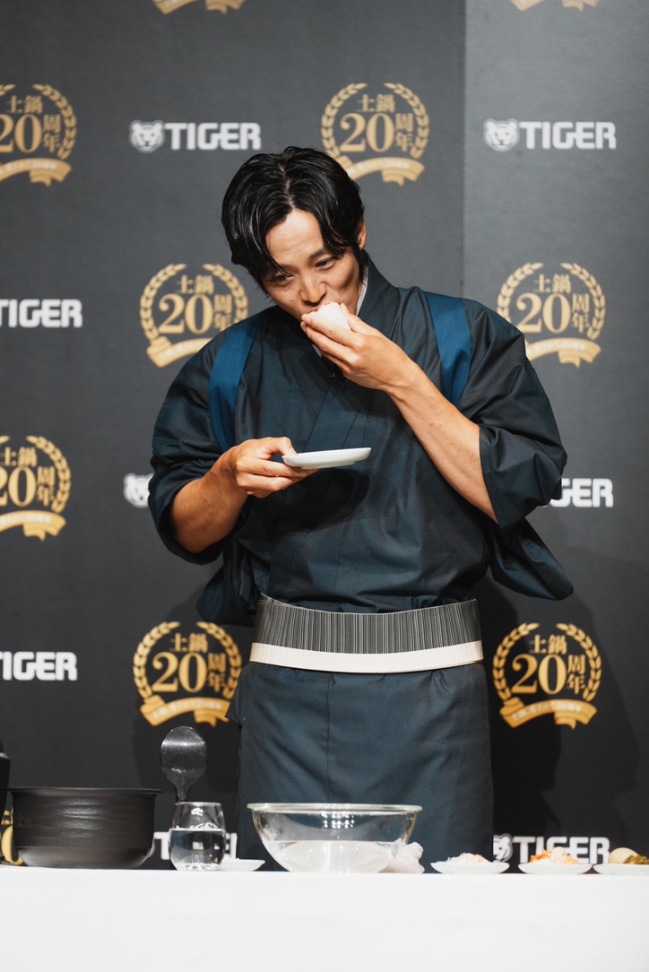 松坂桃李さん_つくったおにぎりを実食