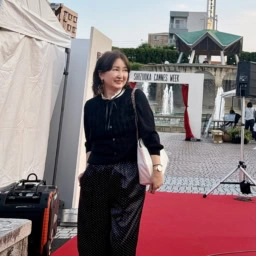 とろみパンツ×フリルのカーディガンで「大人可愛い」コーディネート