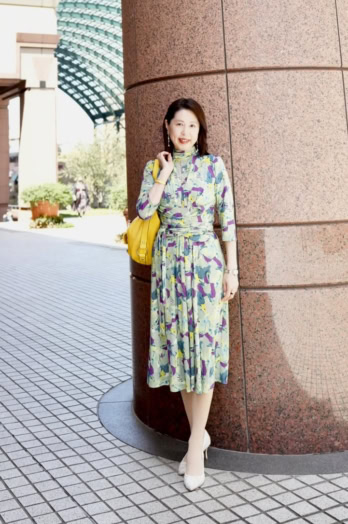 【50代お手本スナップ】初夏を彩る華やかな着こなし！パステルカラーの「カシュクールワンピース」スタイル