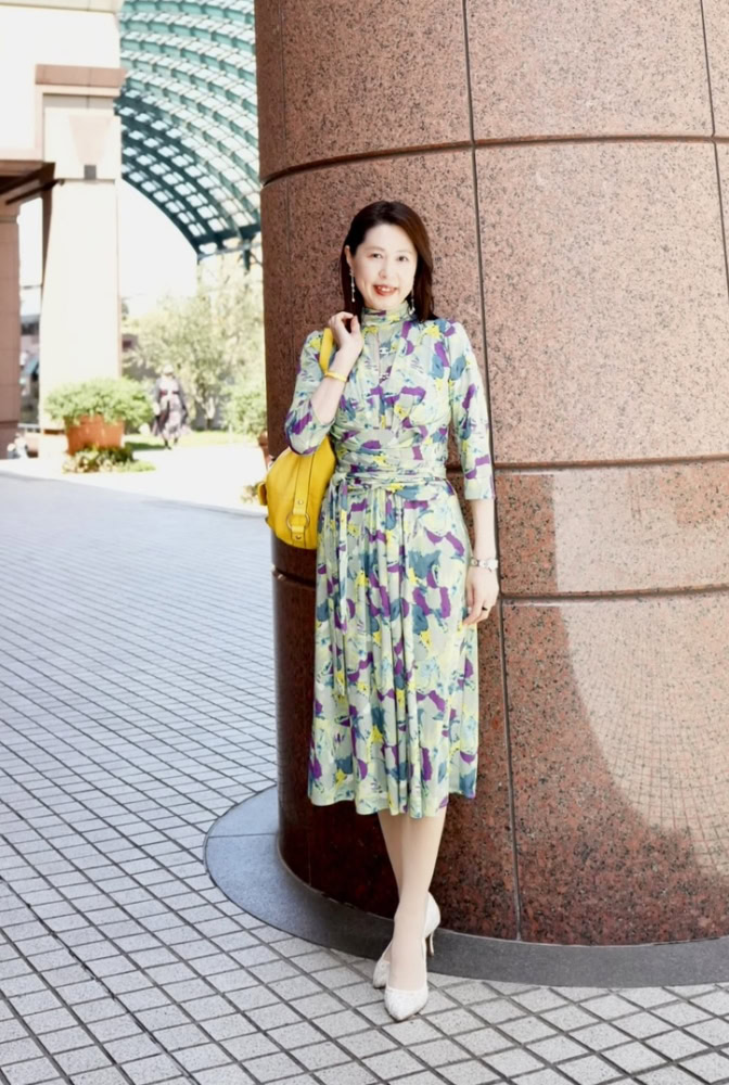 【50代お手本スナップ】初夏を彩る華やかな着こなし!パステルカラーの「カシュクールワンピース」スタイル