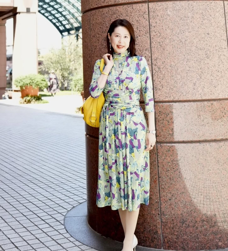 【50代お手本スナップ】初夏を彩る華やかな着こなし！パステルカラーの「カシュクールワンピース」スタイル