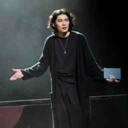 【第4位】【60代エンタメ】 歌舞伎界のプリンス市川染五郎が挑む『ハムレット』が開幕！現代に生きるハムレット像、そして新たなシェイクスピア俳優の誕生！元宝塚のトップスター柚香光との共演にも注目！