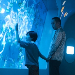 水族館を楽しむ<ヒューマノイド翔>(桒木里夢)と健介(大悟)