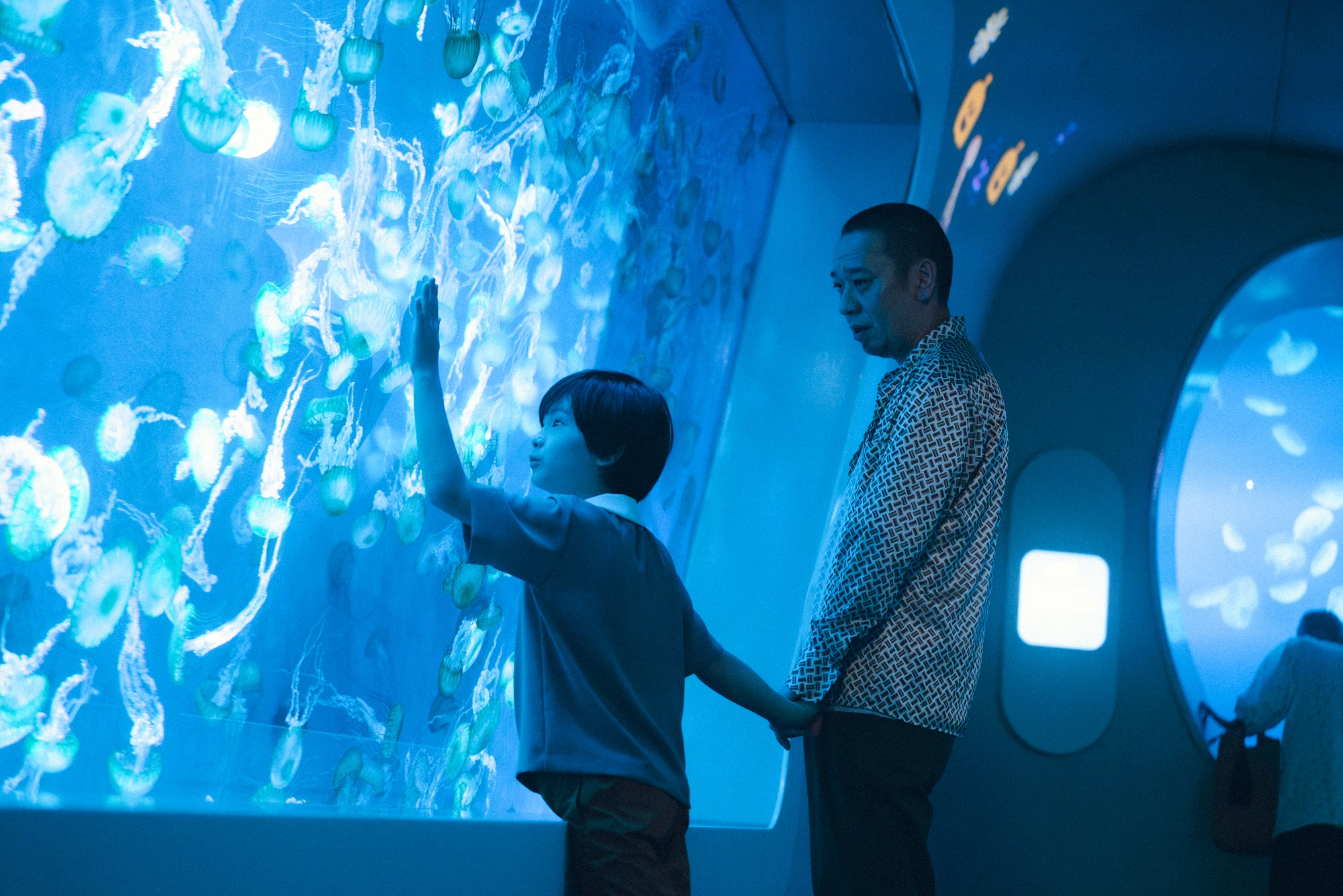 水族館を楽しむ<ヒューマノイド翔>(桒木里夢)と健介(大悟)