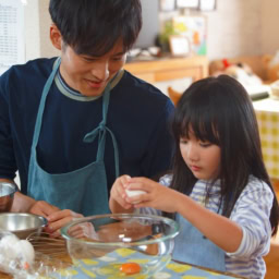 映画『未来』よりマドレーヌをつくる章子と父