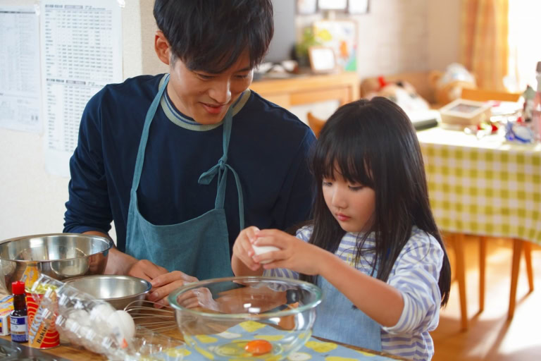 映画『未来』よりマドレーヌをつくる章子と父