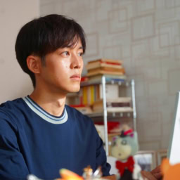 映画『未来』よりパソコンに向かう章子の父・良太（松坂桃李）