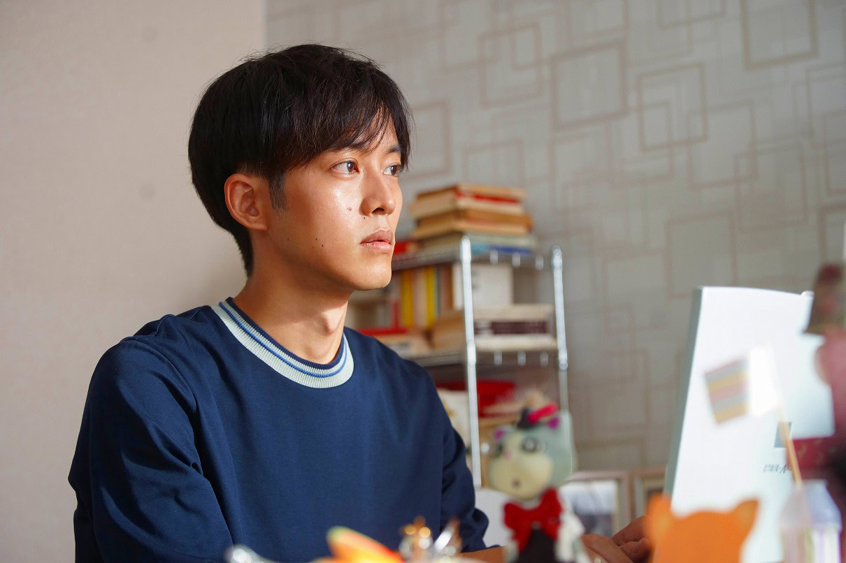 映画『未来』よりパソコンに向かう章子の父・良太（松坂桃李）