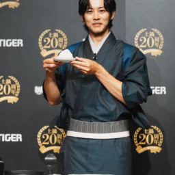 松坂桃李さん_おにぎりとパチリ