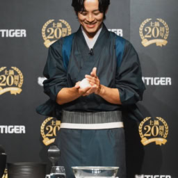 松坂桃李さん_おにぎり作りに挑戦