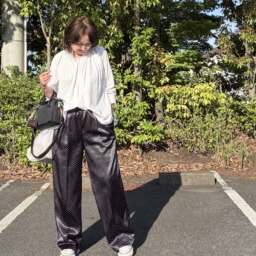 ドット柄のとろみパンツ×フリルブラウスコーデ