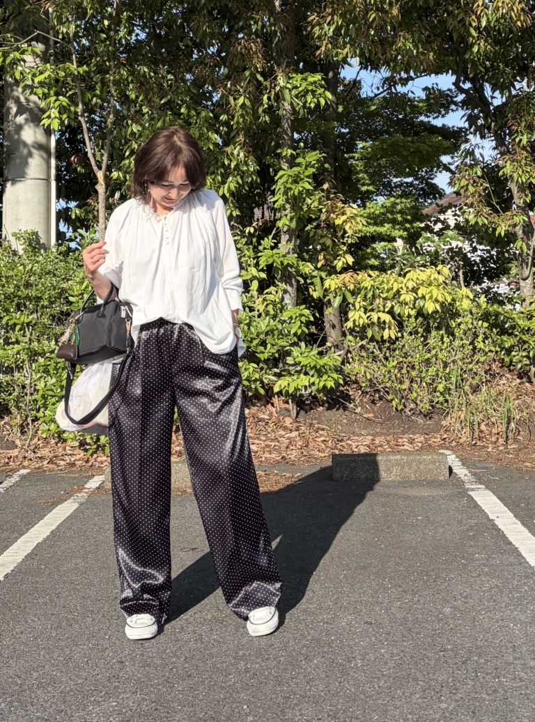 ドット柄のとろみパンツ×フリルブラウスコーデ