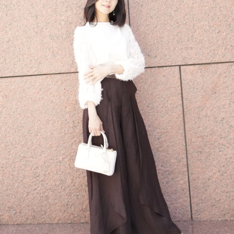 【50代お手本スナップ】シアー感のある白トップスが主役！優美な揺れ感がエレガンスを感じる甘辛ミックスコーデ
