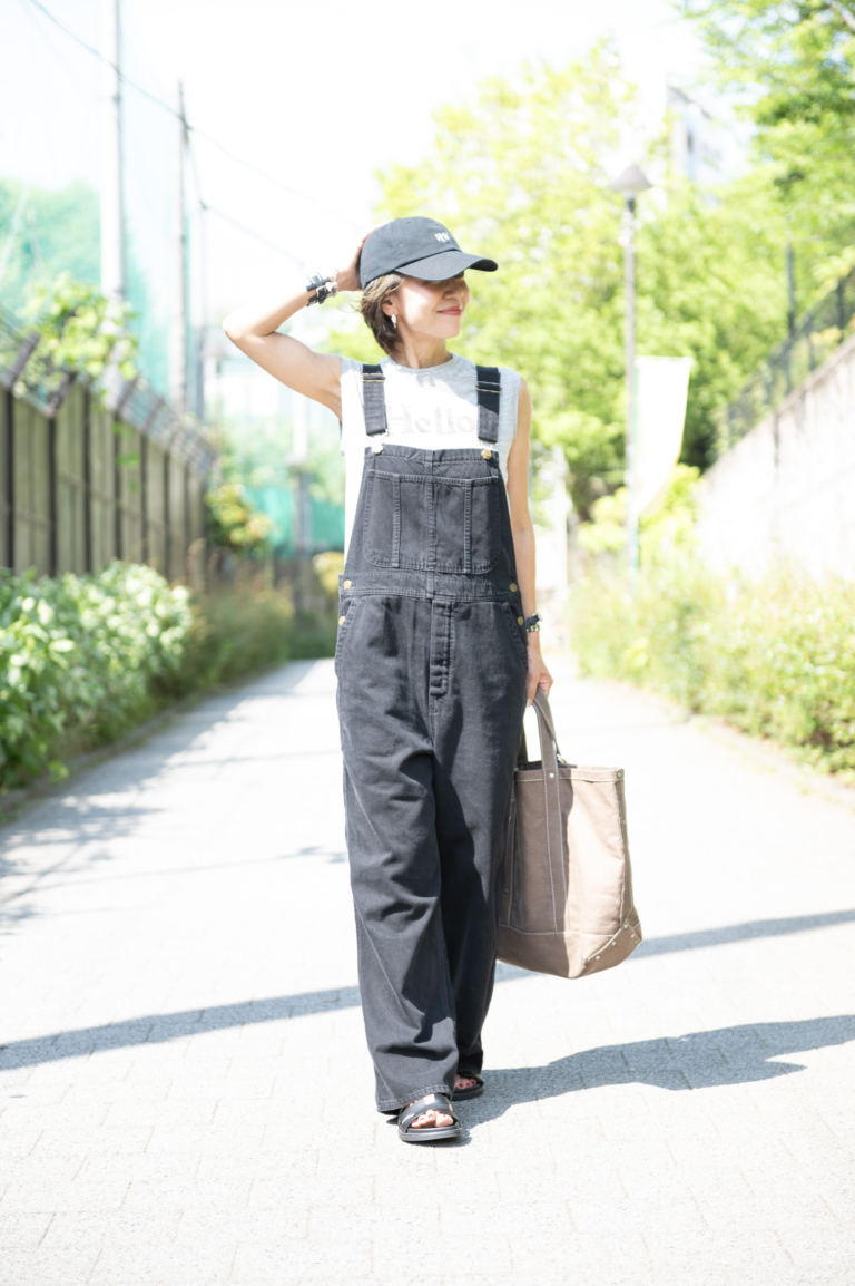 大人っぽく着こなすデニムサロペットコーデ
