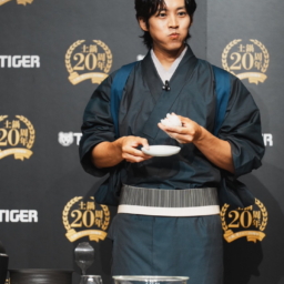 松坂桃李さん_つくったおにぎりを実食