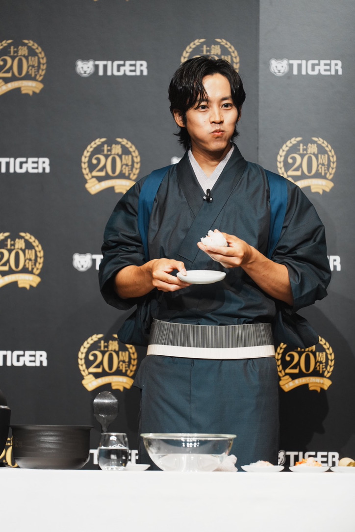 松坂桃李さん_つくったおにぎりを実食