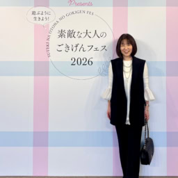 カットソー : ブルーイースト、レースキャミ : モン カビネ、パンツ：ガリャルダガランテ、バッグ : シャネル、シューズ : kenpogen
