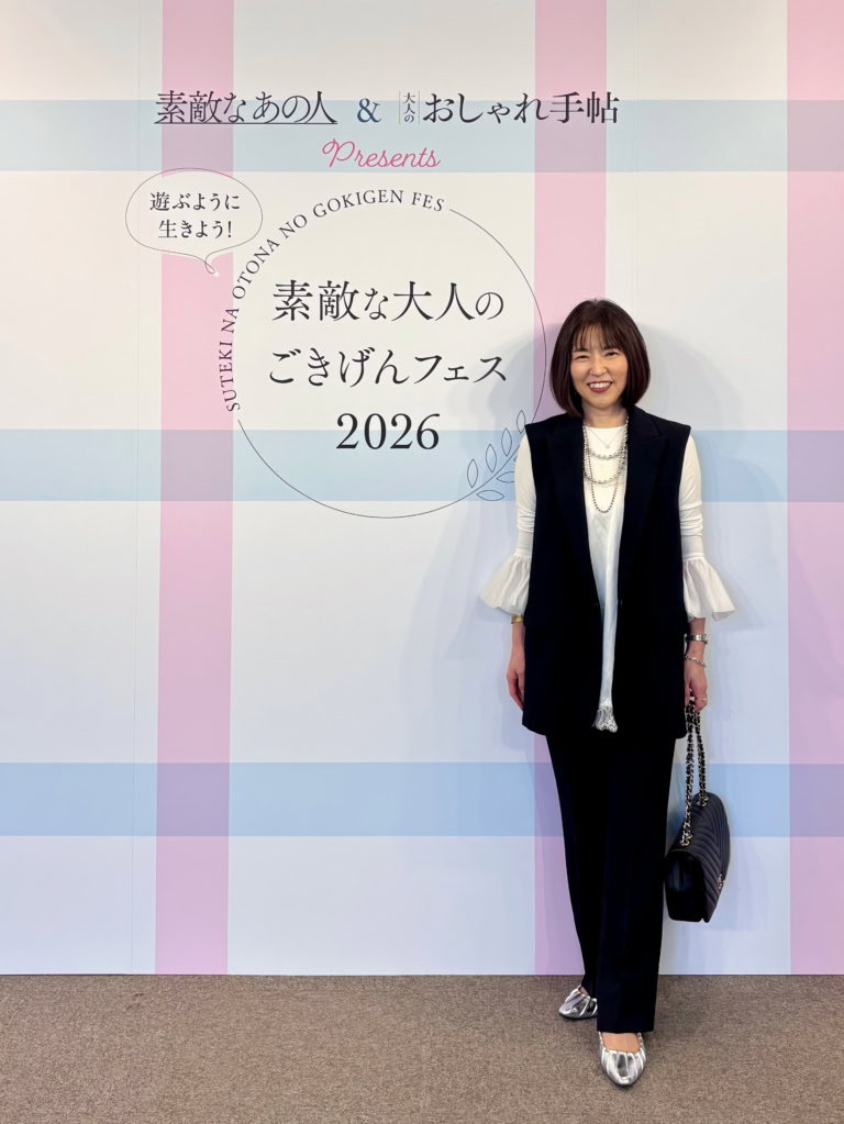 カットソー : ブルーイースト、レースキャミ : モン カビネ、パンツ:ガリャルダガランテ、バッグ : シャネル、シューズ : kenpogen