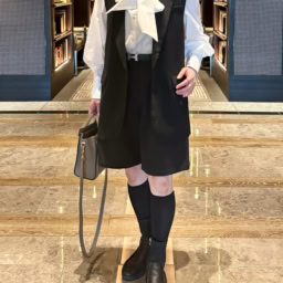 ブラウス&バミューダパンツ : モン カビネ、バッグ : セリーヌ、ベルト : エルメス、シューズ : Monet