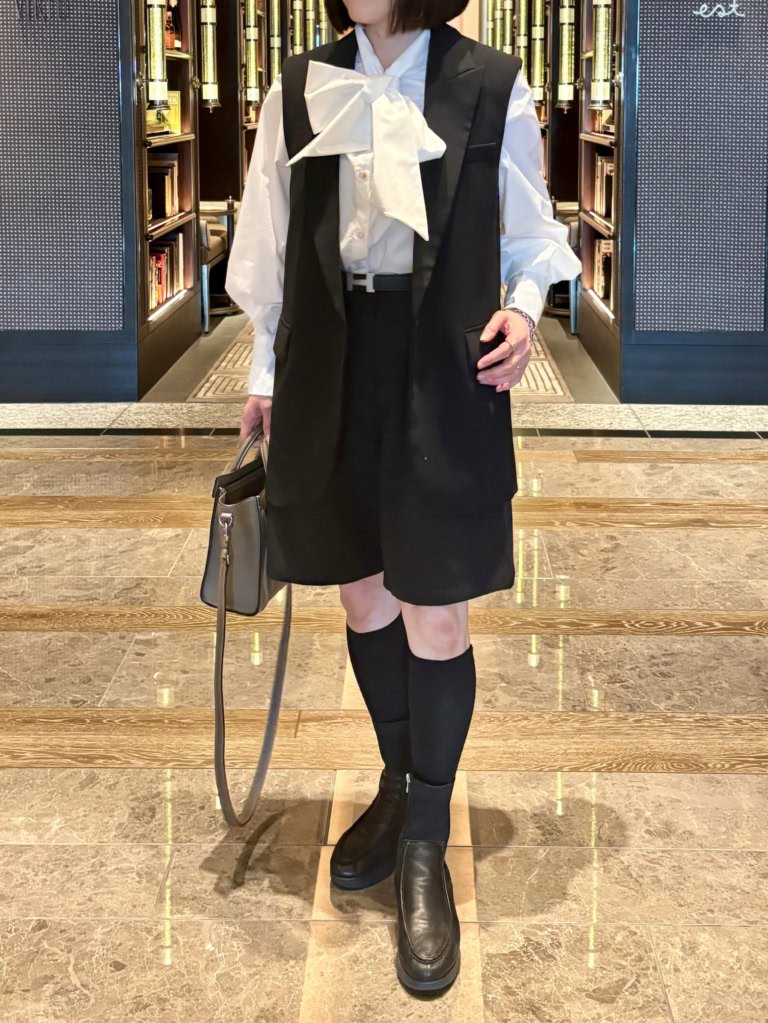 ブラウス&バミューダパンツ : モン カビネ、バッグ : セリーヌ、ベルト : エルメス、シューズ : Monet