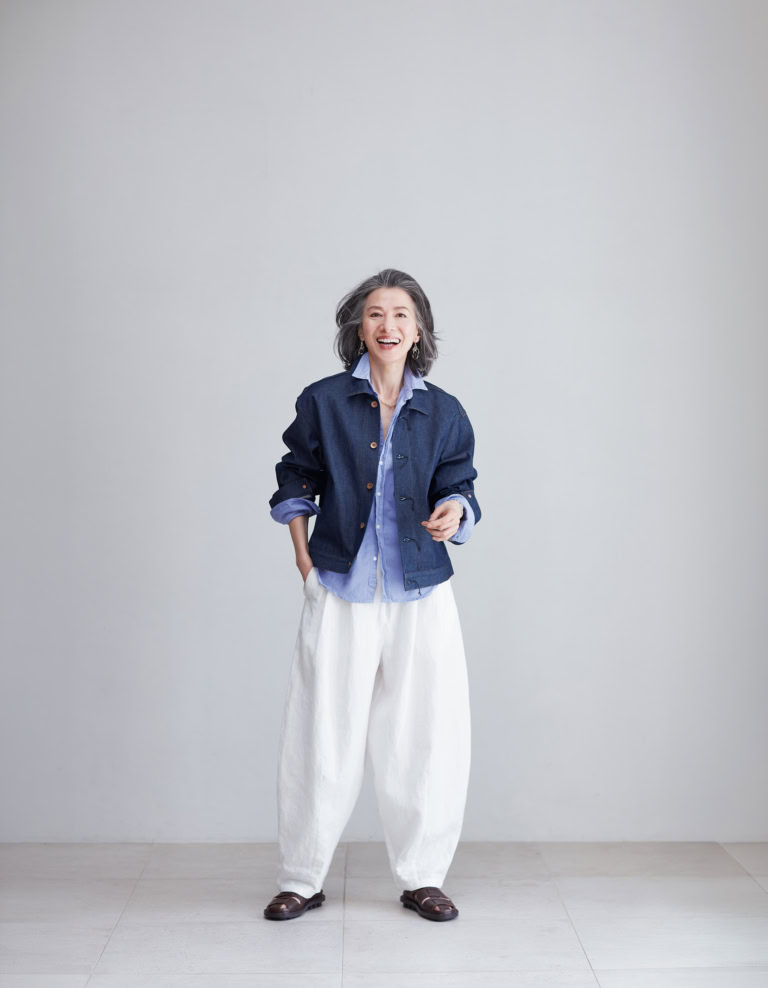 パンツ¥82,500/イントゥーカ(パラマート デザイン)、デニムジャケット¥35,200/クロ(サードマガジン)、シャツ¥47,300/フランク&アイリーン(リトルリーグ インク)、サンダル¥80,300/トリッペン(トリッペン原宿店)、ネックレス¥39,600、イヤリング¥24,200/ともに1DKジュエリーワークス、ブレスレット¥25,300/ラ・キアーヴェ(すべてドレスアンレーヴ)