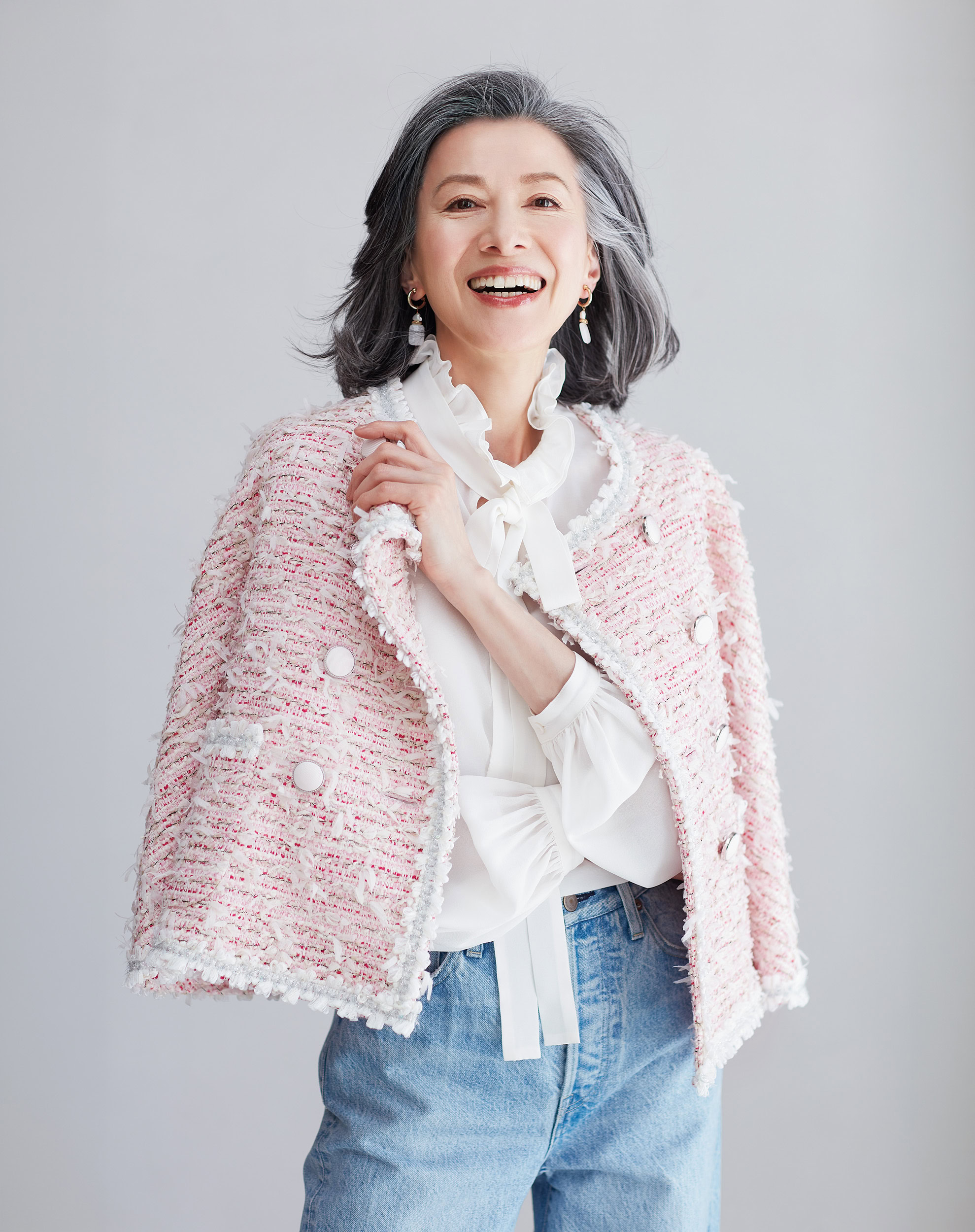 ブラウス(キャミソールつき)¥88,000、ジャケット¥132,000/ともにストラスブルゴ (ストラスブルゴ カスタマーセンター)、デニムパンツ¥39,600/エブール(リトルリーグ インク)、イヤリング¥16,500/ラ・キアーヴェ(ドレスアンレーヴ)