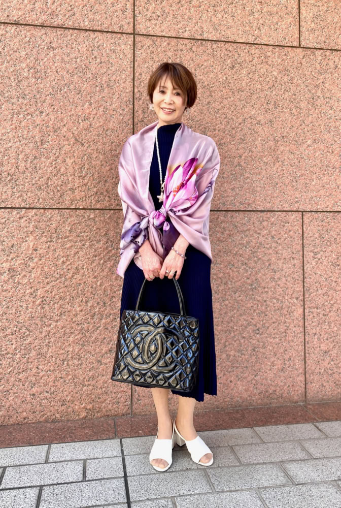 【第10位】【60代お手本スナップ】華やかショールがアクセント!大人な優美さを宿した装いに注目!
